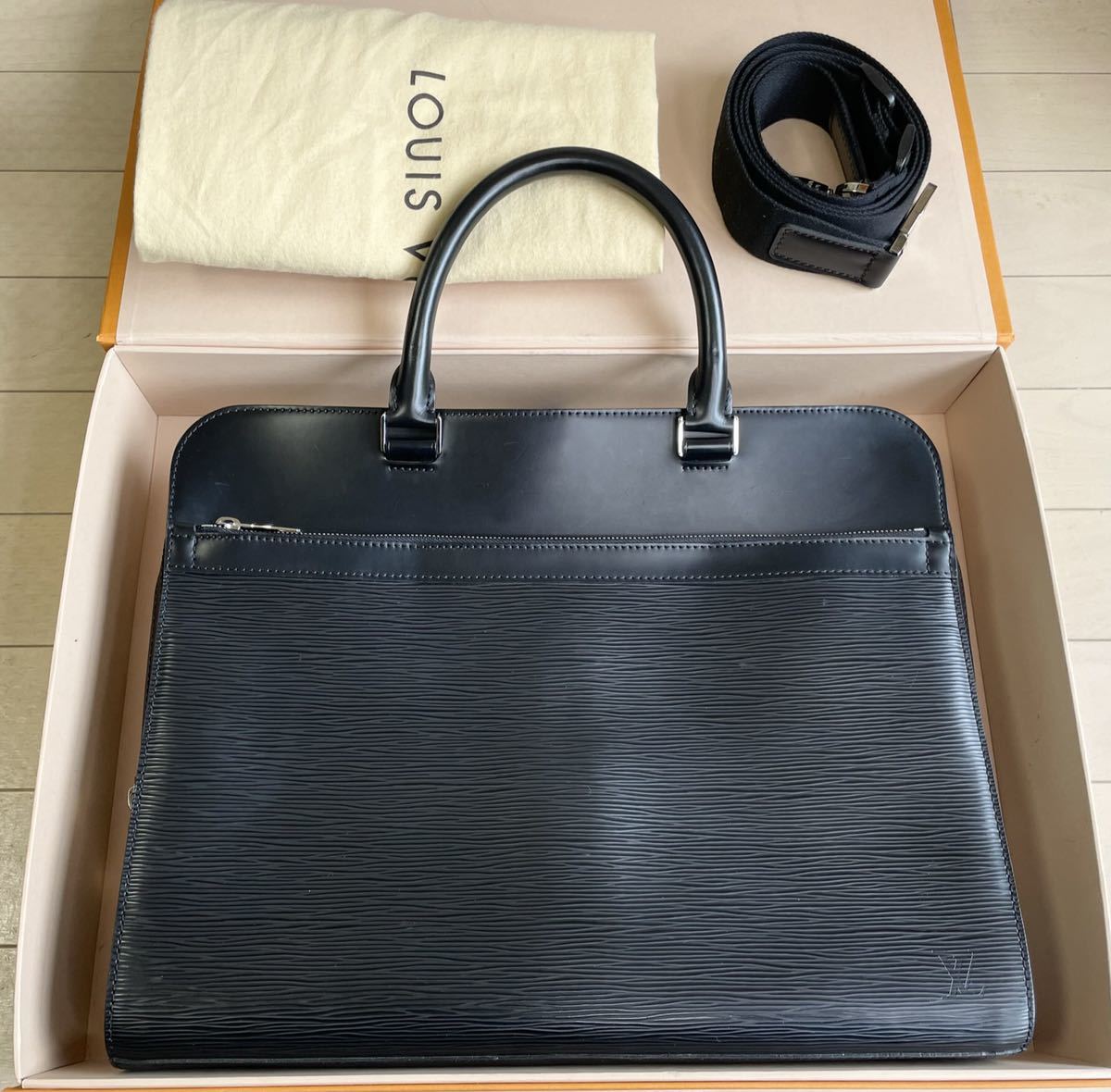 Louis Vuitton Black Epi Leather Bassano MM Briefcase Men.