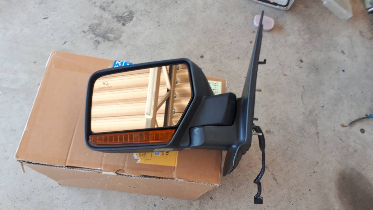 Lincoln Navigator driver`s seat side door mirror 07 year .. removed junk 