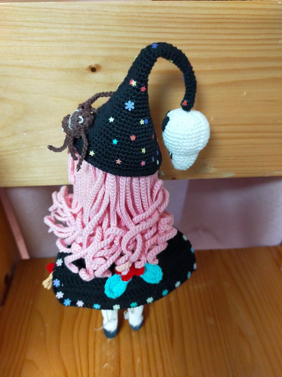 お魔女様ぬいぐるみ　レース編み　毛糸　ハンドメイド　レディースファッション　手作り　あみぐるみ　　飾り物　おもちゃ　人形