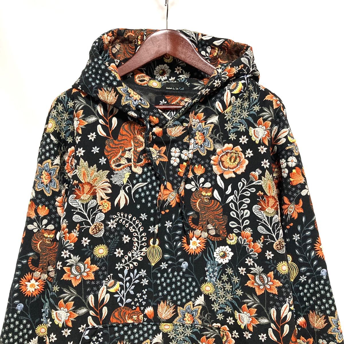 ZARA 総柄 花柄 虎 刺繍 プルオーバーパーカー オーバーサイズ ZARA 総柄 花柄 虎 刺繍 プルオーバーパーカー オーバーサイズ
