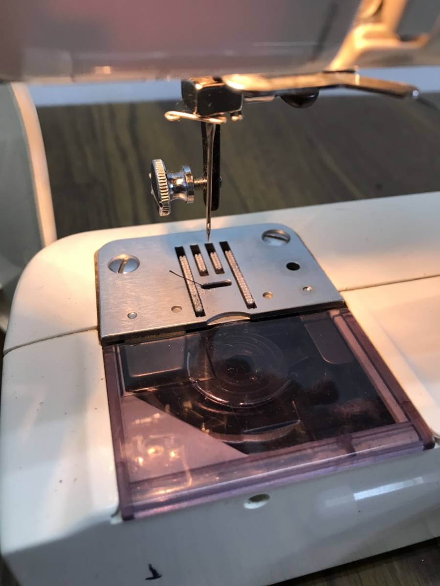 送料無料D52094 TOYOTA トヨタミシン 　電気ミシン Sewing Machine EL 型番不明_画像2