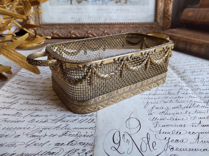 ★フランス アンティーク 素敵な リボン装飾 真鍮 小物入れ 手刺繍レース 1900年★