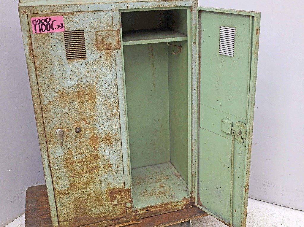 7988C22 locker 2 person for antique Vintage car Be in dust real 
