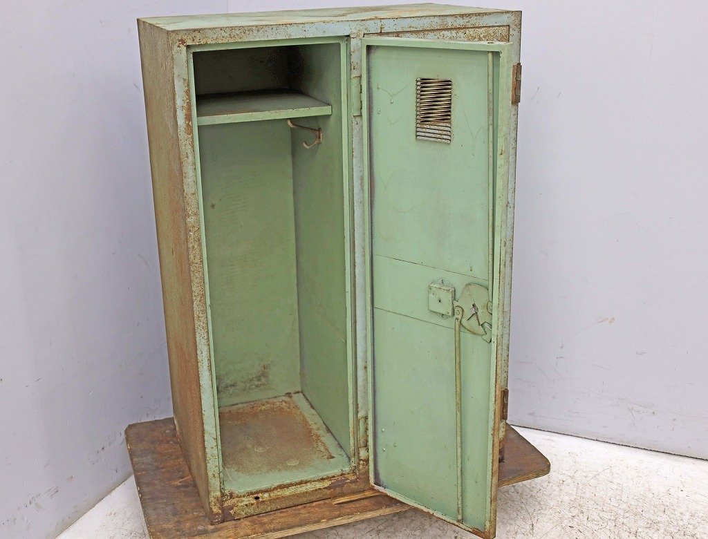 7988C22 locker 2 person for antique Vintage car Be in dust real 