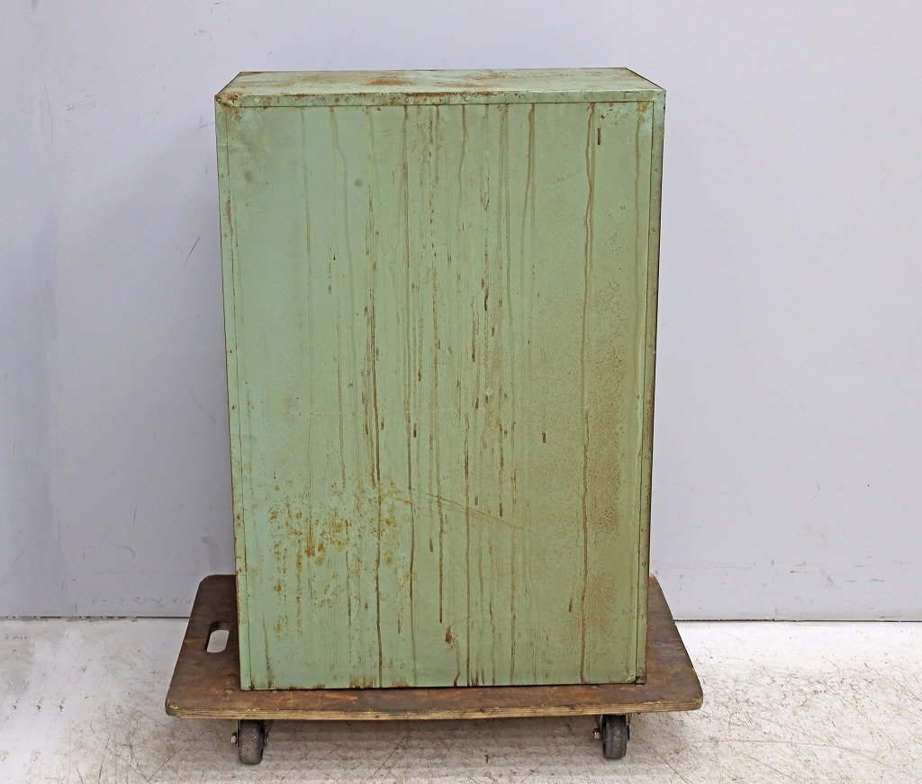 7987C22 locker 2 person for antique Vintage car Be in dust real 