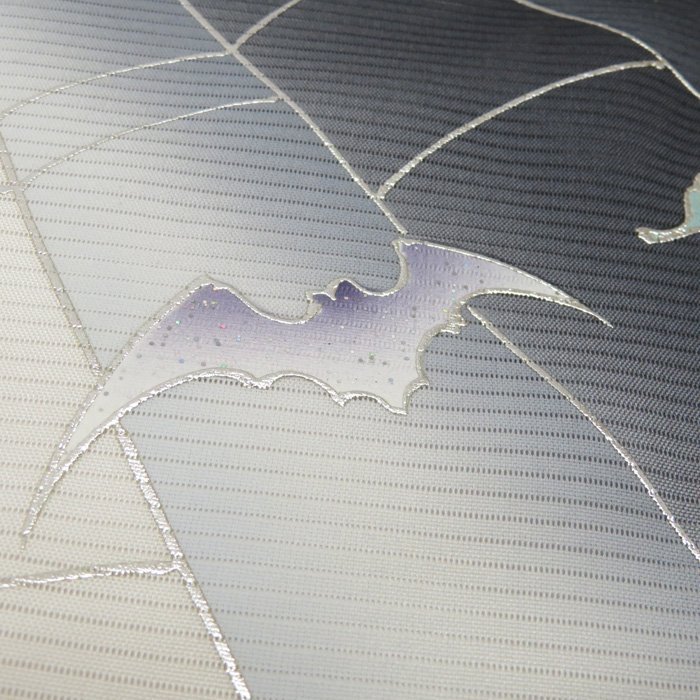 ☆きもの北條☆ 夏物 絽 蜘蛛の巣に蝙蝠の図 銀彩 個性豊かな逸品 黒色