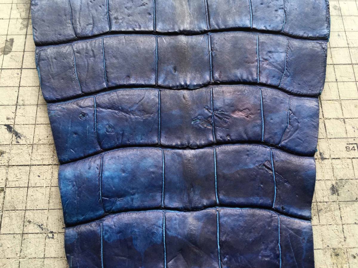 CR2-1527★透明感と深みの入り混じる青日本伝統絞り藍染めジャパンブルー最高級アメリカンアリゲーターレザークラフトクロコダイルはぎれ_画像3