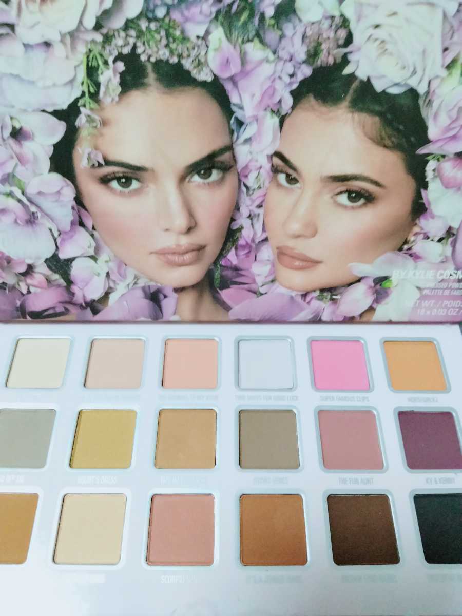 【KENDALL プレストパウダーパレット】kylie cosmetics　カイリーコスメティックス　カイリー・ジェンナー　アイシャドウ　フェイスカラー