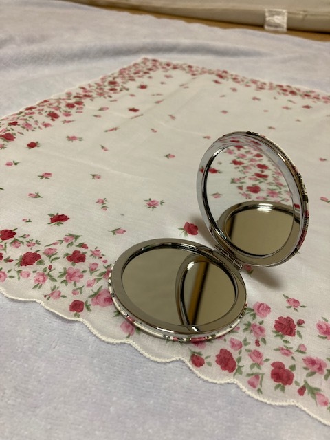 JUNKO SHIMADA rose floral print .... design cotton 100% handkerchie approximately 47cm angle & lame crystal glass use rose floral print compact &.. small articles go in ( storage hour :8×5×1)