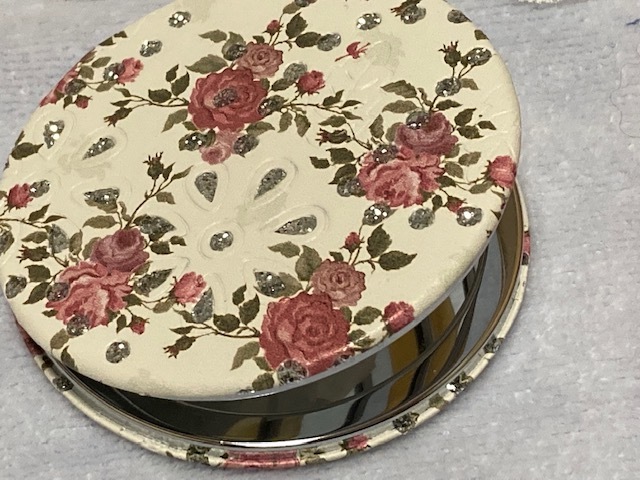JUNKO SHIMADA rose floral print .... design cotton 100% handkerchie approximately 47cm angle & lame crystal glass use rose floral print compact &.. small articles go in ( storage hour :8×5×1)