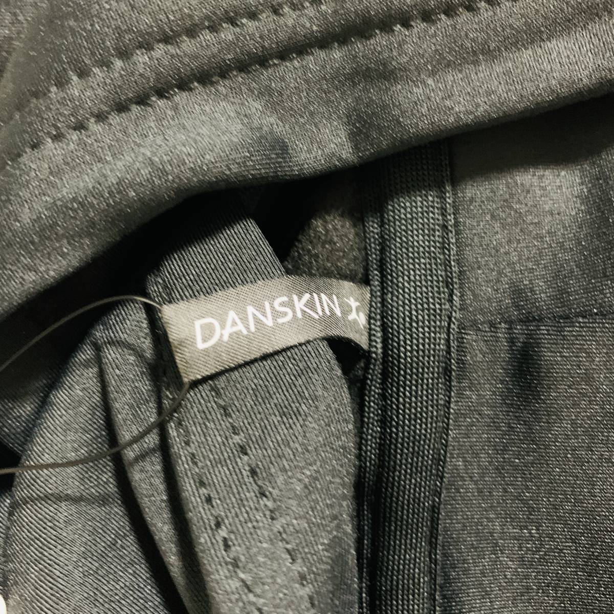 DANSKIN (ダンスキン) - モメンタムストレッチフーディー (レディース) ストレッチパーカー UVカット 黒色 Lサイズ (タグ付き新品未使用品)_実際の商品です⑦