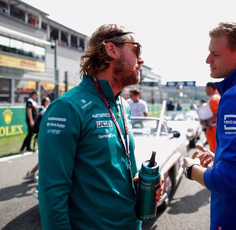 アストンマーティン F1チーム 2022支給品 ハーフジップ L 非売品 アストンマーティン F1チーム 2022支給品 ハーフジップ L 非売品