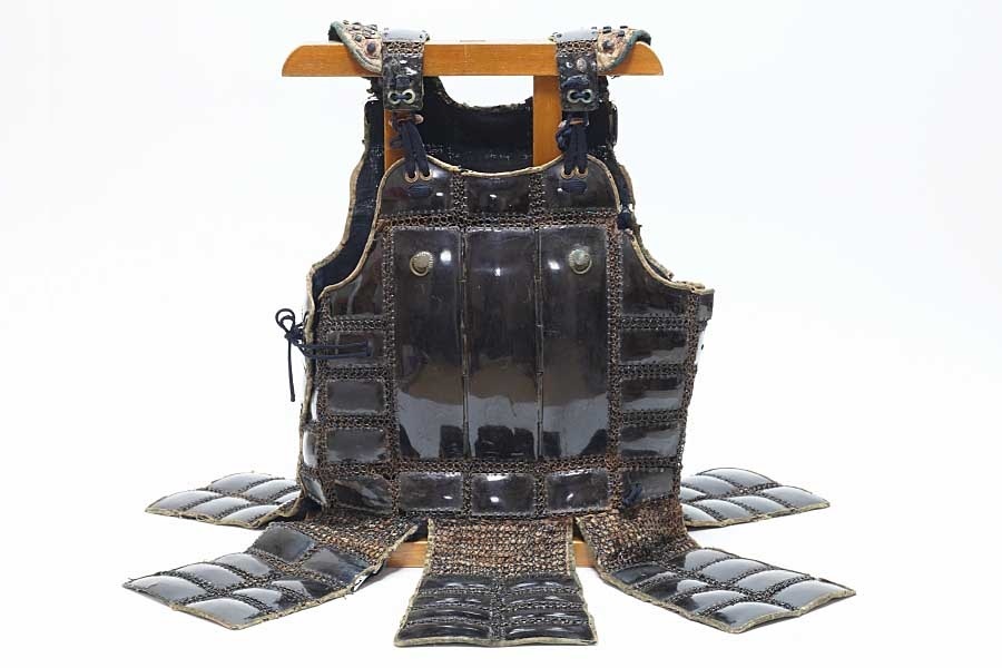 Yahoo!オークション - 鉄黒漆塗骨牌金二枚胴 畳具足 甲冑 鎧兜 Yahoo!オークション - 鉄黒漆塗骨牌金二枚胴 畳具足 甲冑 鎧兜
