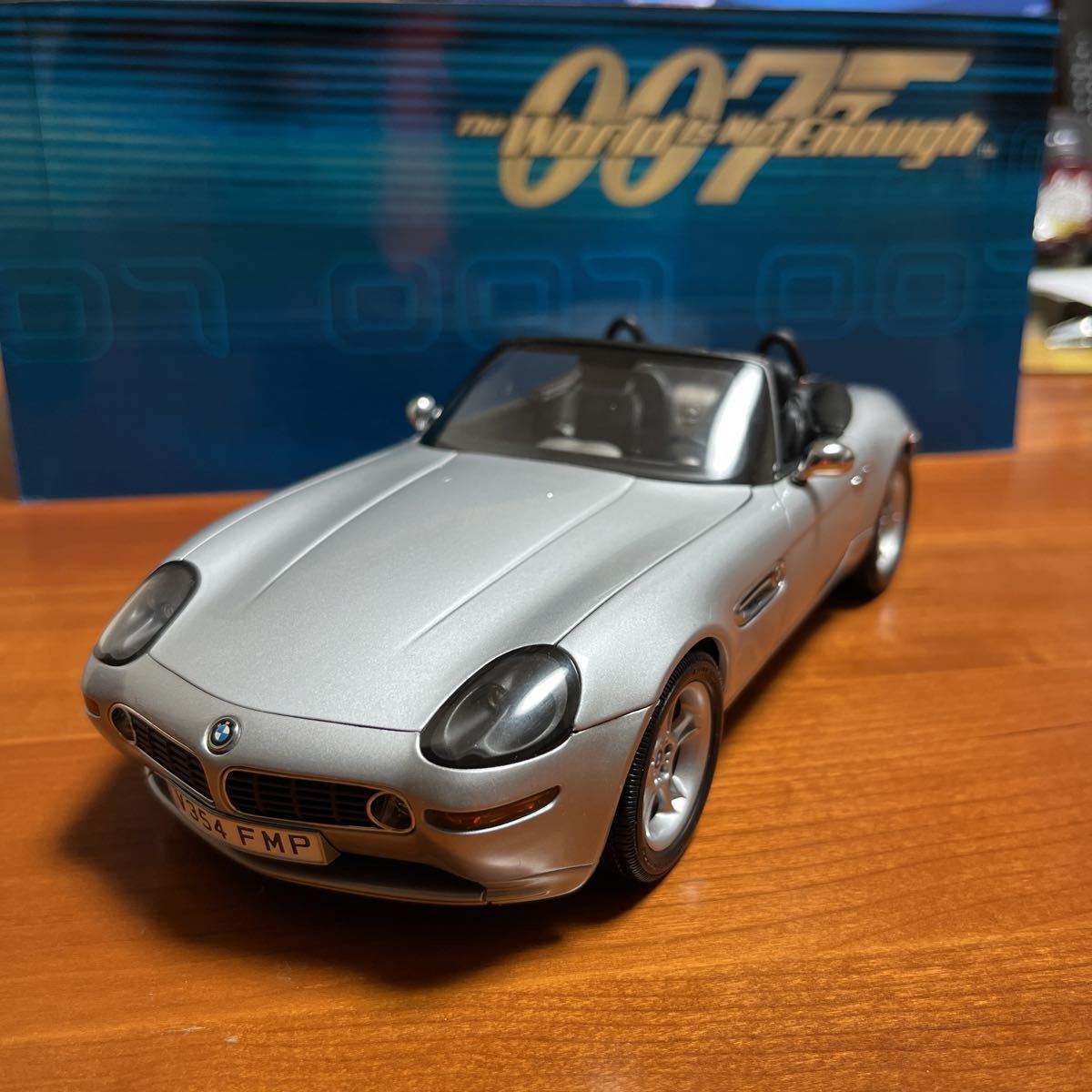 AUTOart 1/18 BMW Z8 「007ザ ワールド イズ ノット イナフ」 minnade