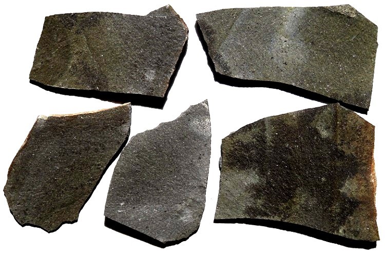 【 天然石 】 黒鉄平石 《 乱形 》 [ケース販売 0.4㎡入]_天然石特有の 色調 ・ 石模様があります