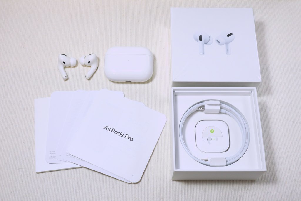 Apple AirPods Pro 第1世代 アクティブノイズキャンセリング ワイヤレスイヤホン 充電ケース付き 完動品 AZILA社外品イヤーチップおまけ
