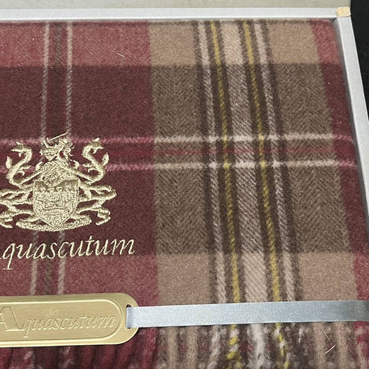大量入荷 美品 未使用 新品 アクアスキュータム ひざ掛けカシミア入り