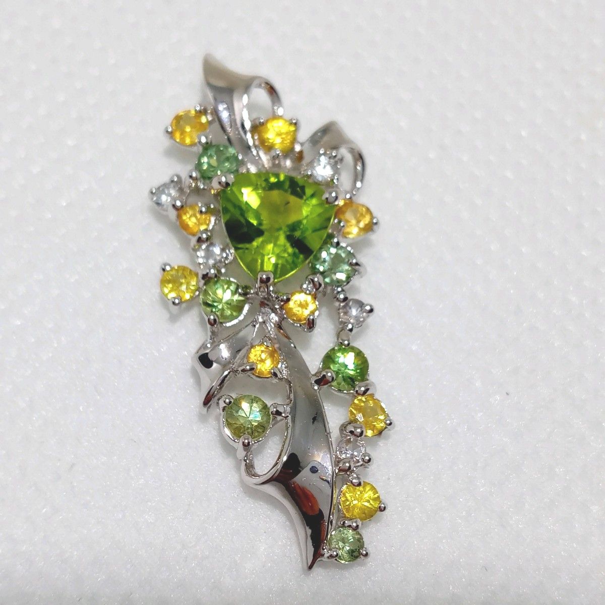 【数量限定】アクセサリー華麗K18WG ペリドット サファイヤ デザイン ネックレス 3.94g M756