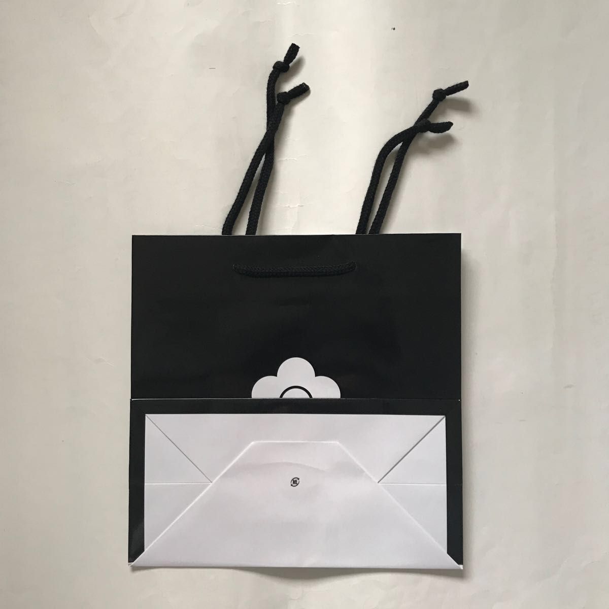 MARY QUANT ショッパー バッグ 化粧品 メーカー ブランド レジ袋 エコ マリークワント ショップ袋 紙袋 手提げ袋 黒|PayPayフリマ マリークワント 紙袋 ショッパー ショップ袋
