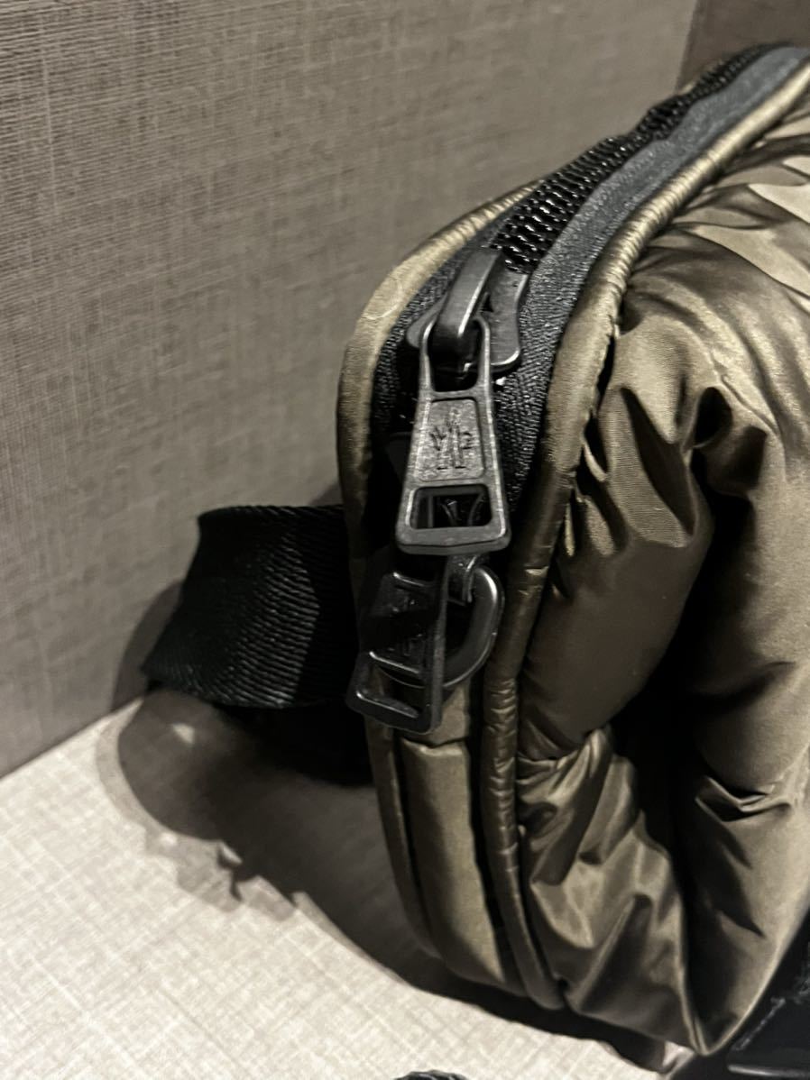 新品未使用品 MONCLER モンクレール21~22aw ジャパンタグ付 LEGERE クロスボディバッグ ウエストポーチ カーキ ユニセックス 参考13万_画像3