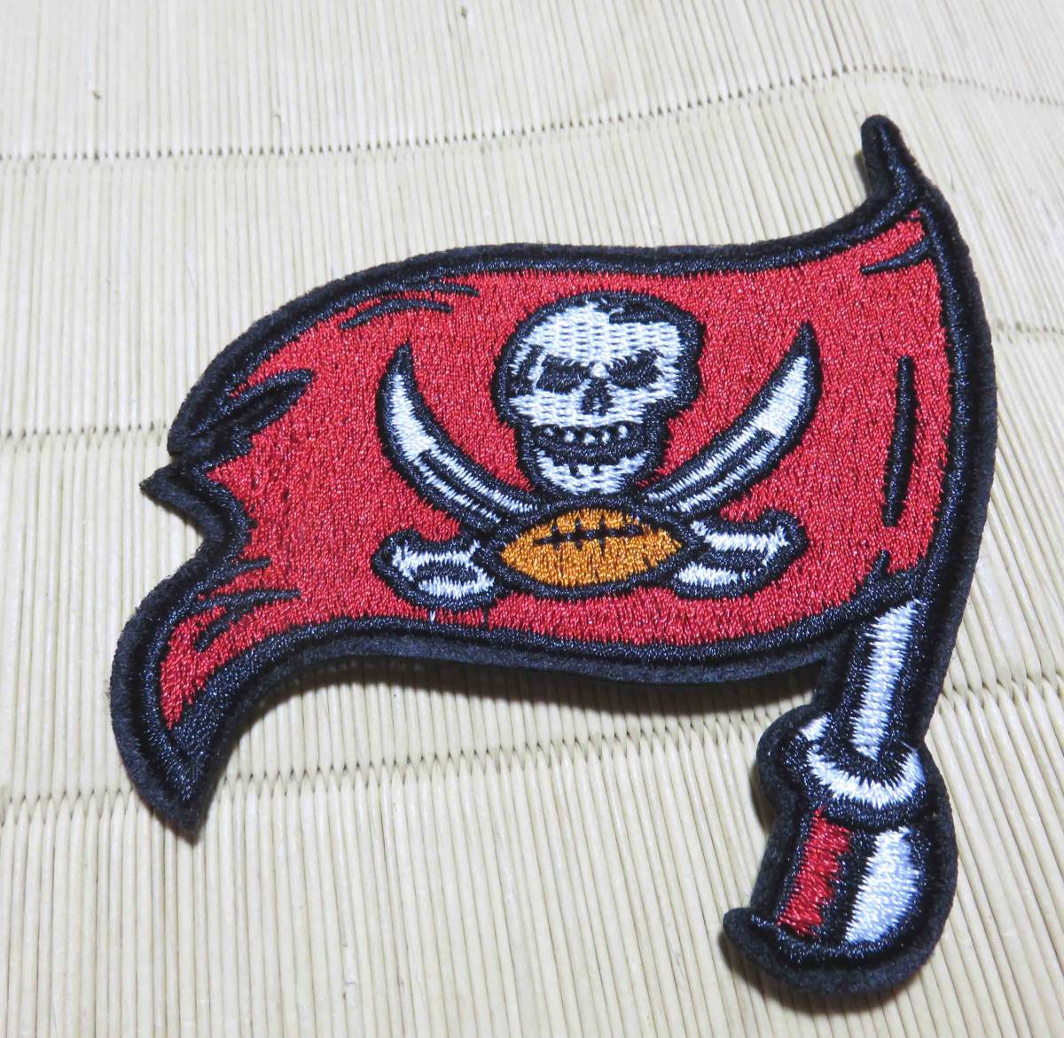 海賊TB赤旗US髑髏◆新品NFLタンパベイ・バッカニアーズTampa Bay Buccaneers 刺繍ワッペン◆アメリカ ◎アメフト アメリカンフットボール