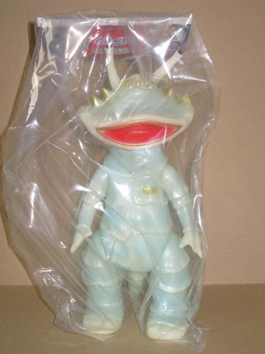カネゴン 450 蓄光 ソフビ GID Ver. ウルトラマン 怪獣 フィギュア