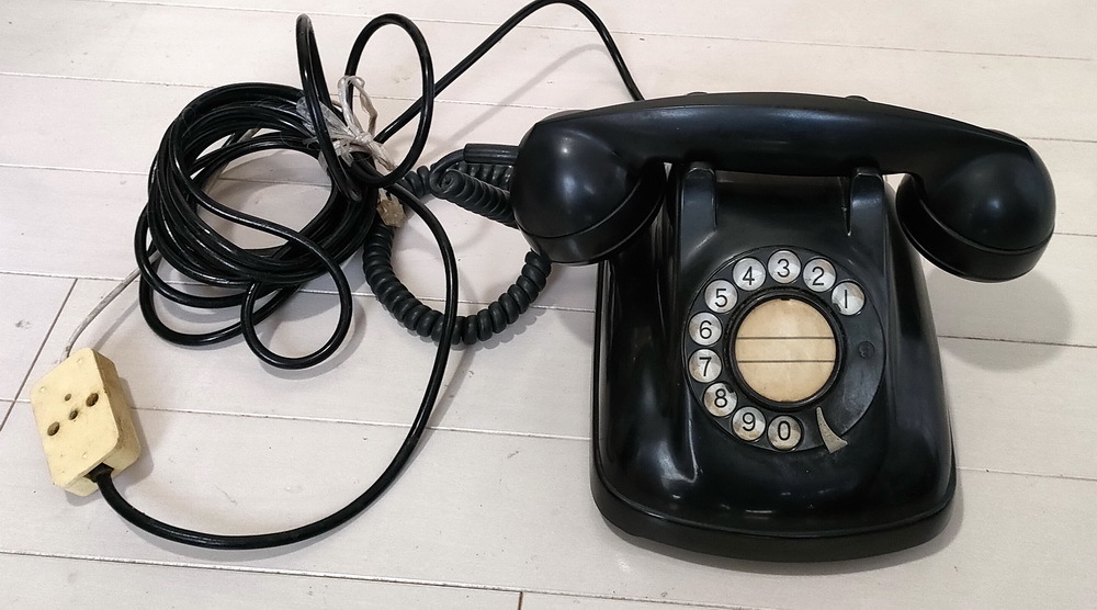 全商品オープニング価格 特別価格】 希少なダイヤル式黒電話機・1972年 ...