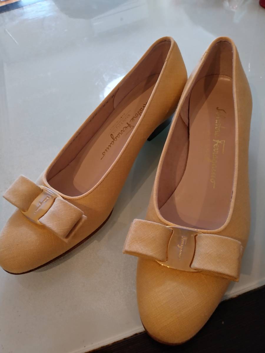 高級素材使用ブランド Salvatore Ferragamo VARA PUMPS