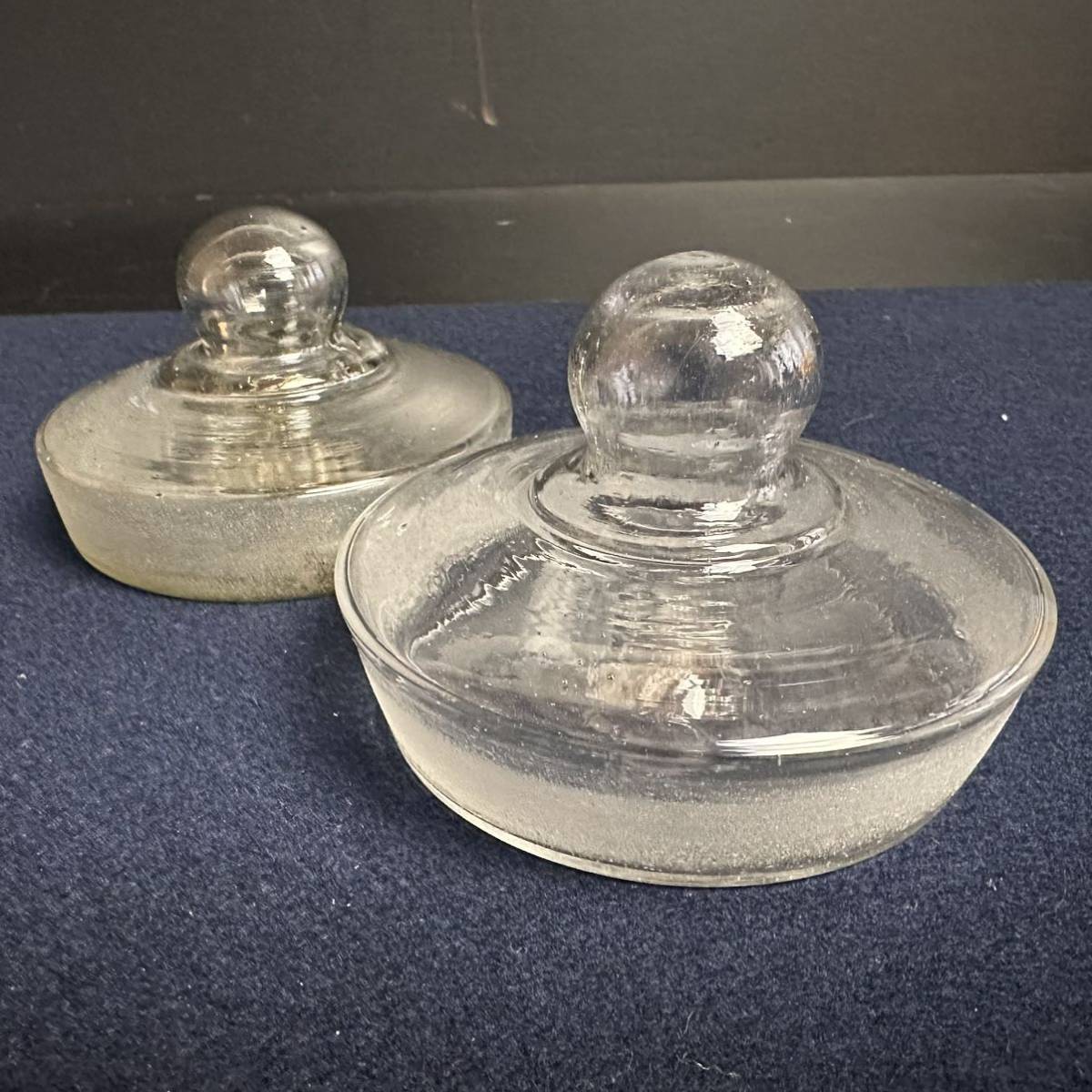 [ER104] ガラス蓋 気泡入り 2点 ガラス瓶 ガラス容器 駄菓子瓶 シュガーポット 和硝子 レトロ ビンテージ アンティーク ガラスの画像1