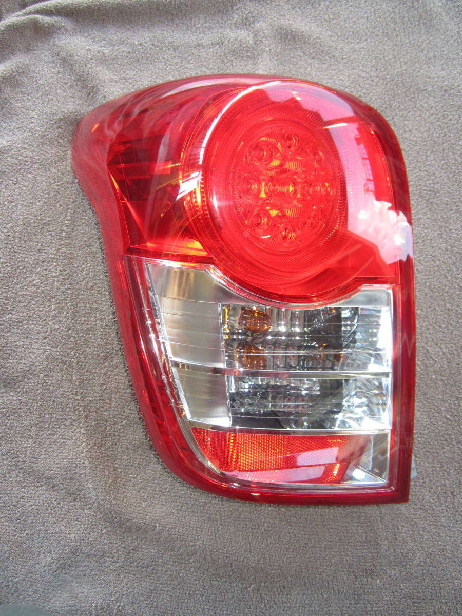 プチギフト カローラフィールダー DBA-NZE141G 左テールランプ 13-100