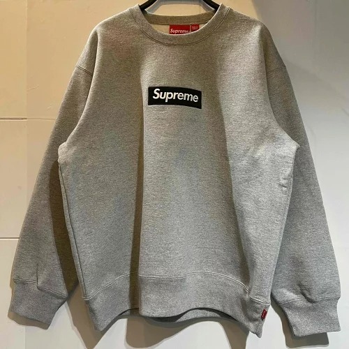 もらって嬉しい出産祝い Supreme ボックスロゴクルーネックスウェット