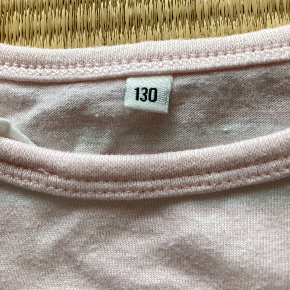 キッズ女児用長袖Tシャツ130サイズ。身丈約43cm、ピンクと白のボーダー。サイズアウト品です。綿100%、西松屋チェーン製です。