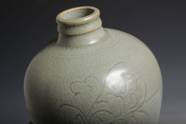 7771 中国陶器 青磁陰刻唐草文梅瓶 花瓶 花器 花入 茶道具 華 7771 中国陶器 青磁陰刻唐草文梅瓶 花瓶 花器 花入 茶道具 華