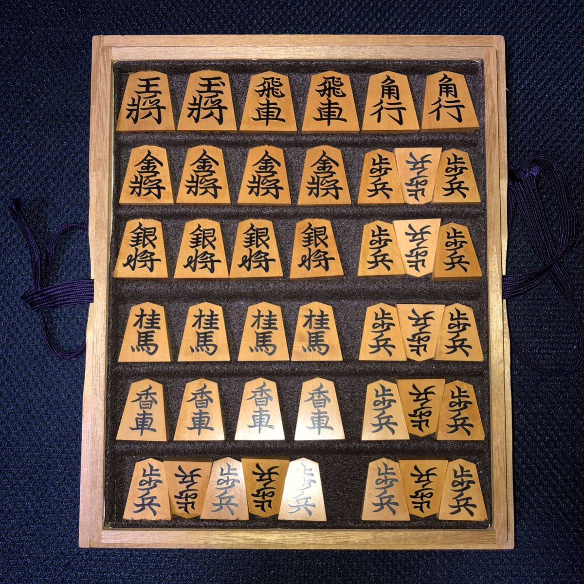 鷹山作・錦旗書・彫埋め・赤柾黄楊将棋駒・桐平箱入り☆紗季作☆金蘭駒
