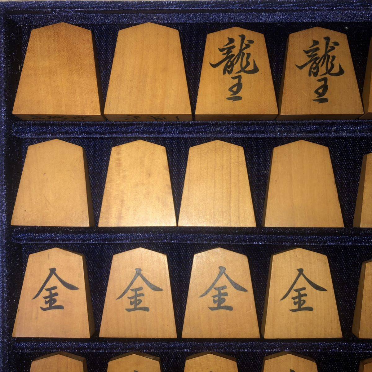 一平作・巻菱湖・赤柾目黄楊将棋駒・桐平箱入り☆紗季作☆金蘭駒袋付き