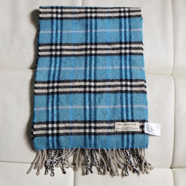 豪華で新しい バーバリー ラムウール BURBERRY スコットランド製 ストール ブルー系 水色 チェック 長さ128cm位 ショートマフラー マフラー 豪華で新しい バーバリー ラムウール BURBERRY スコットランド製 ストール ブルー系 水色 チェック 長さ128cm位 ショートマフラー マフラー