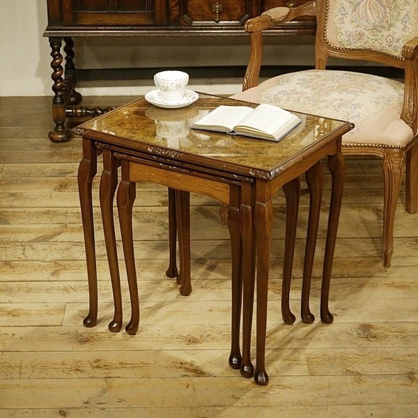 英国アンティーク家具 杢目がきれいなネストテーブル 猫脚 テーブル３点セット ウォールナット玉杢 A409