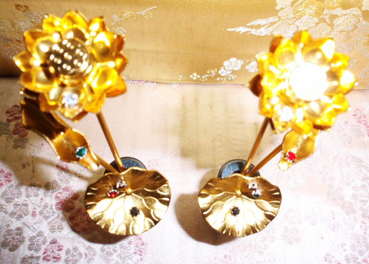 【信頼のヤフオク!実績22年】★国産品 純金メッキ仕上 スワロフスキー付 金属製 常花 2.5寸一対 3本立 水瓶付【五色の露】 総高さ 12cm 4