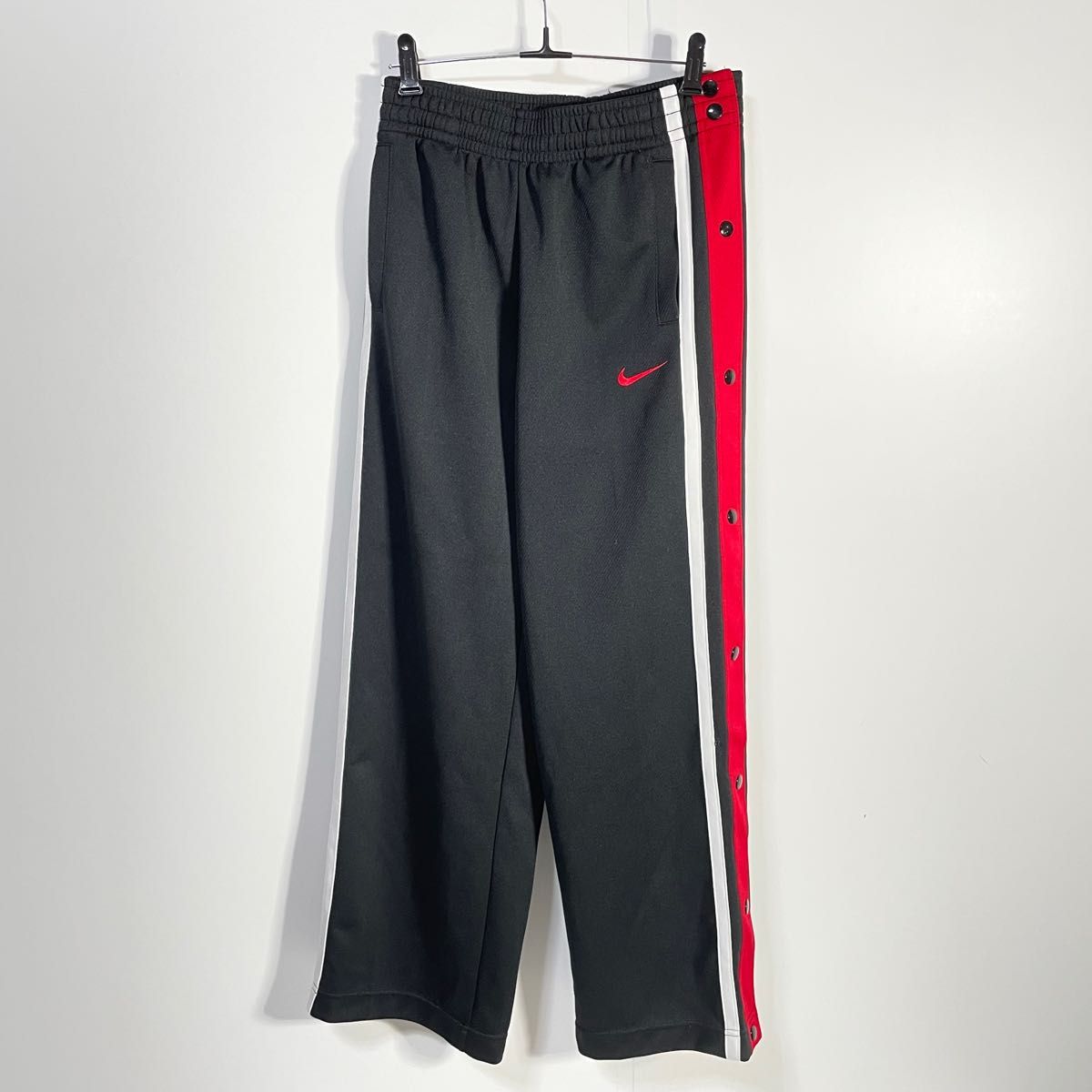 NIKE ナイキ サイド ボタン ジャージ トラックパンツ 黒 赤 e054 NIKE ナイキ サイド ボタン ジャージ トラックパンツ 黒 赤 e054