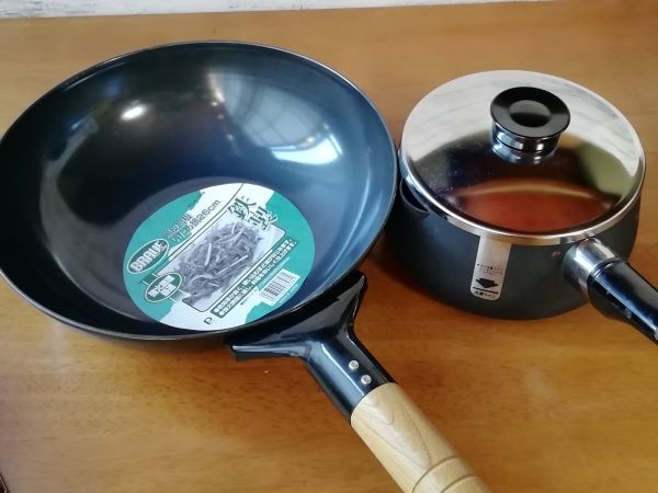 未使用 黒皮鋼板 いため鍋 鉄製 フライパン ハンドル木製 フタ付き 鉄製 天ぷら片手鍋 2点セット中華鍋 日本製 キャンプ BBQ 送料無料_画像1