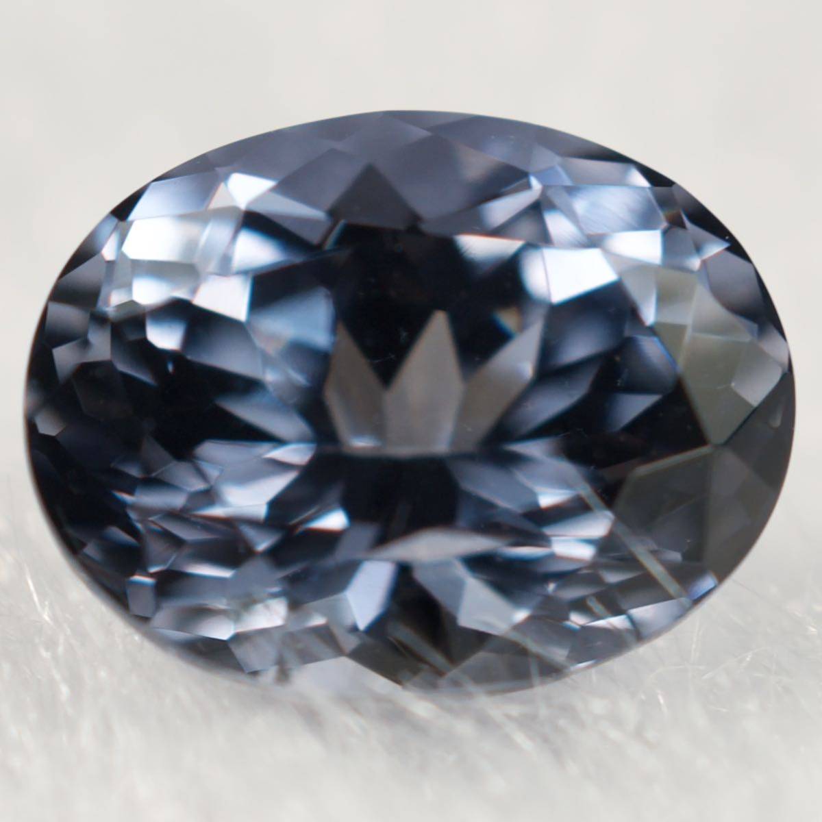 天然スピネル/ルース/重さ1.28ct/サイズ縦7.2㎜ x横5.5㎜ x高4.5㎜/天然石/天然ブルースピネルの画像1