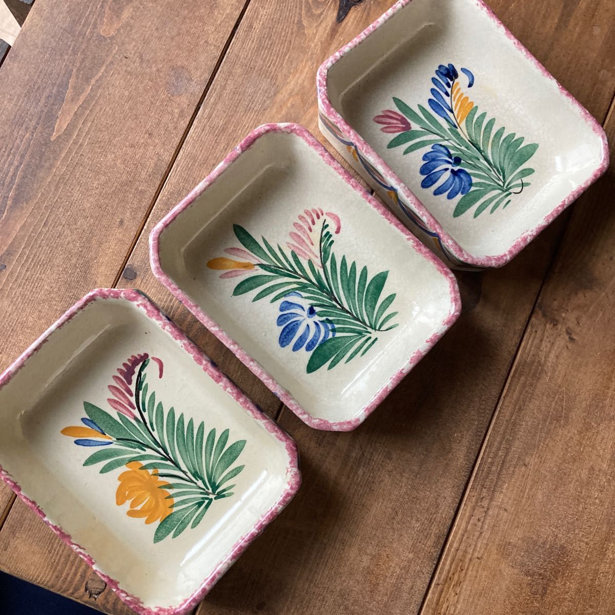 【有名人芸能人】アンティーク/コレクション1910年フランス・お花のお皿3点セット・ブルターニュ・サイン入り