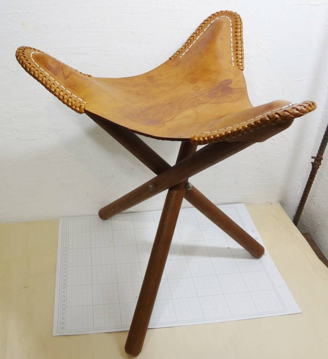 【アンティーク】折り畳み　三脚椅子　スツール　ハンティングチェア　本革　木製　アウトドア　BBQ　釣り　インテリア
