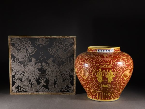 中国陶瓷◆「 明◆ 萬暦年製 黄釉 人物故事図罐◆ 箱付 」 高さ約：32CM 幅さ約：36CM_画像1