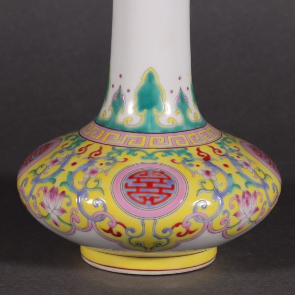 中国陶瓷◆「 清◆ 乾隆年製 粉彩纏枝蓮扁肚瓶◆ 箱付 」 高さ約：19CM 幅さ約：18CM_画像4