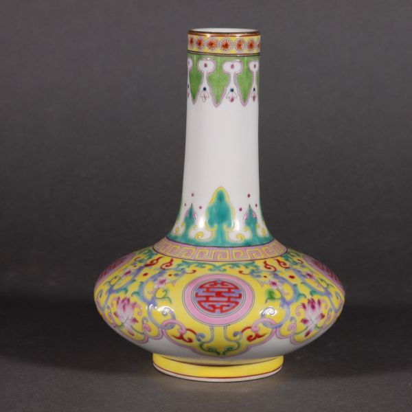 中国陶瓷◆「 清◆ 乾隆年製 粉彩纏枝蓮扁肚瓶◆ 箱付 」 高さ約：19CM 幅さ約：18CM_画像7