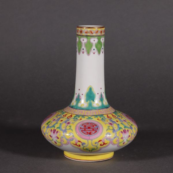 中国陶瓷◆「 清◆ 乾隆年製 粉彩纏枝蓮扁肚瓶◆ 箱付 」 高さ約：19CM 幅さ約：18CM_画像6