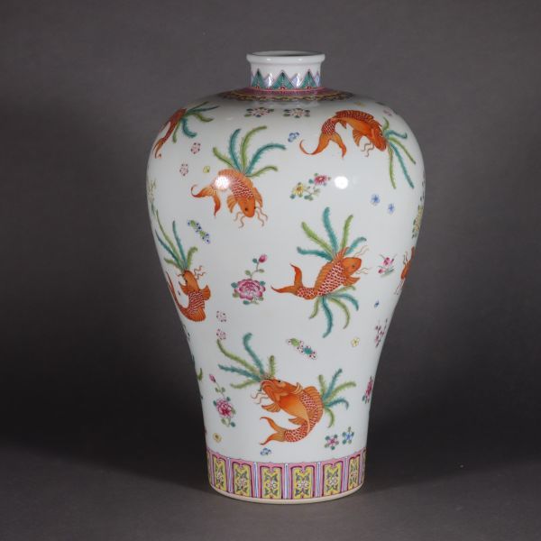 中国陶瓷◆「 清◆ 雍正年製 粉彩魚藻紋梅瓶◆ 箱付 」 高さ約：38CM 幅さ約：27CM