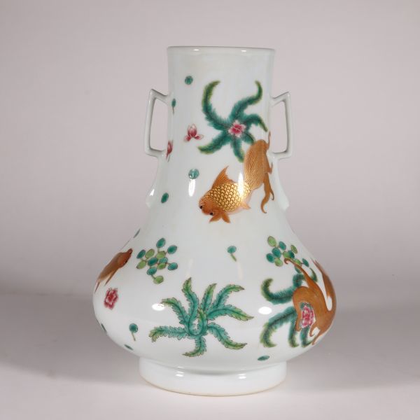 中国陶瓷◆「 清◆ 乾隆年製 粉彩魚藻紋雙耳尊◆ 箱付 」 高さ約：26CM 幅さ約：21CM