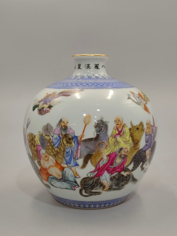 中国陶瓷◆「 清◆ 乾隆年製 粉彩十八羅漢靈獸図圓融瓶 ◆ 箱付 」 高さ約：16.5CM 幅さ約：15CM